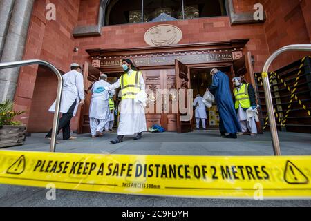 I fedeli osservano le distanze sociali quando arrivano alla Grande Moschea di Bradford, a Bradford, nello Yorkshire occidentale, il primo giorno di Eid, una delle aree in cui sono state attuate nuove misure per prevenire la diffusione del coronavirus. Sono state introdotte norme più severe per le persone nella Greater Manchester, in alcune zone del Lancashire orientale e nello Yorkshire occidentale, che vietano ai membri di famiglie diverse di incontrarsi in luoghi chiusi. Foto Stock