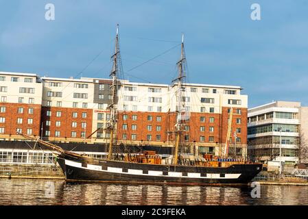 Dublino, Irlanda - 1 gennaio 2020: Vecchia barca a vela in legno chiamata Jeanie Johnston ormeggiata sul fiume Liffey a Dublino, Irlanda Foto Stock