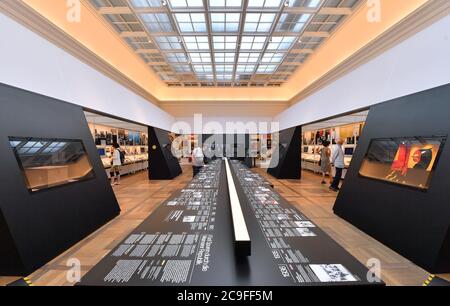 Weimar, Germania. 31 luglio 2020. I visitatori possono visitare la mostra nella Casa della Repubblica di Weimar in Theaterplatz. La Casa della Repubblica di Weimar celebra il suo primo compleanno in questa giornata con visite guidate, discussioni e musica. Il luogo della memoria della prima democrazia parlamentare in Germania, che prese il nome dalla sede dell'Assemblea nazionale, riunitosi a Weimar nel 1919, fu aperto il 31 luglio 2019. Credit: Martin Schutt/dpa-Zentralbild/dpa/Alamy Live News Foto Stock