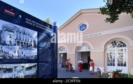 Weimar, Germania. 31 luglio 2020. I musicisti cantano e suonano di fronte alla Casa della Repubblica di Weimar in Theaterplatz. La Casa della Repubblica di Weimar celebra il suo primo compleanno in questa giornata con visite guidate, discussioni e musica. Il luogo della memoria della prima democrazia parlamentare in Germania, che prese il nome dalla sede dell'Assemblea nazionale, riunitosi a Weimar nel 1919, fu aperto il 31 luglio 2019. Credit: Martin Schutt/dpa-Zentralbild/dpa/Alamy Live News Foto Stock