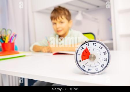 Timer e bambino durante la lezione di terapia di sviluppo sullo sfondo Foto Stock