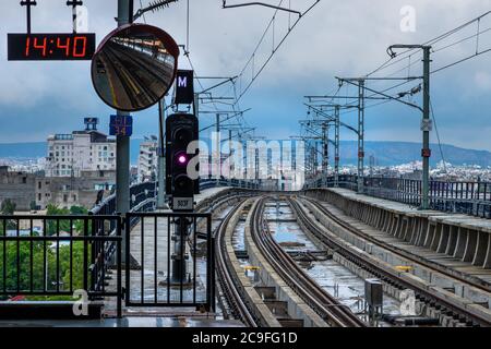 ferrovia ad alta velocità o binari ferroviari che conducono alle montagne in una giornata piovosa in monsone Foto Stock