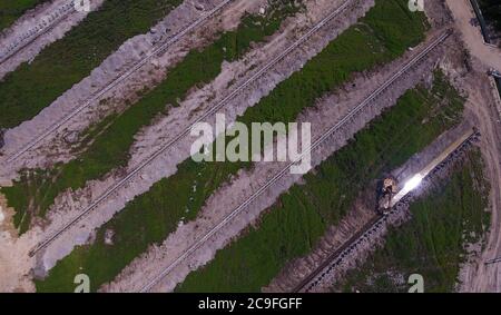 Haikou. 21 Apr 2020. La foto aerea scattata il 21 aprile 2020 mostra un escavatore che lavora in una base di dimostrazione agricola nel Villaggio Dui'e nella Contea Autonoma di Baisha li, nella Provincia Hainan della Cina meridionale. Il DUI'e Village, un tempo villaggio colpito dalla povertà, è stato tolto dalla povertà attraverso lo sviluppo di un'agricoltura caratteristica negli ultimi anni. Credit: Yang Guanyu/Xinhua/Alamy Live News Foto Stock