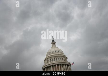 Washington, Stati Uniti. 31 luglio 2020. Una vista generale del Campidoglio degli Stati Uniti a Washington, DC, il 31 luglio 2020 in mezzo alla pandemia di Coronavirus. Questa settimana gli Stati Uniti hanno superato 150,000 morti confermate dalla COVID-19, anche se si pensa che il conteggio reale sia significativamente più alto, dal momento che i negoziati all’interno del Partito Repubblicano e del Senato hanno fatto marcia avanti rispetto alle scadenze cruciali per l’assicurazione contro la disoccupazione, lo sfratto e il pacchetto di incentivi più ampio. (Graeme Sloan/Sipa USA) Credit: Sipa USA/Alamy Live News Foto Stock