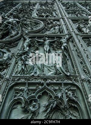 Milano/Italia - 10 luglio 2016: Dettaglio dei bellissimi bassorilievi sulla porta bronzea principale del Duomo di Milano, famosa attrazione turistica Foto Stock