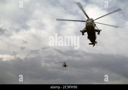 21 marzo 1994 durante la guerra in Bosnia: Royal Navy Sea King HC4 elicotteri di 845 Naval Air Squadron si avvicinano alla base britannica di Bila, appena fuori Vitez. Foto Stock