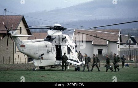 21 marzo 1994 durante la guerra in Bosnia: I soldati britannici salirono a bordo di un elicottero Royal Navy Sea King alla base britannica vicino a Vitez. Foto Stock