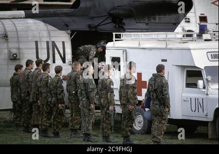 21 marzo 1994 durante la guerra in Bosnia: Il corpo del caporale Barney Warburton dei Royal Engineers è trasferito ad un elicottero Royal Navy Sea King alla base britannica vicino Vitez. Foto Stock