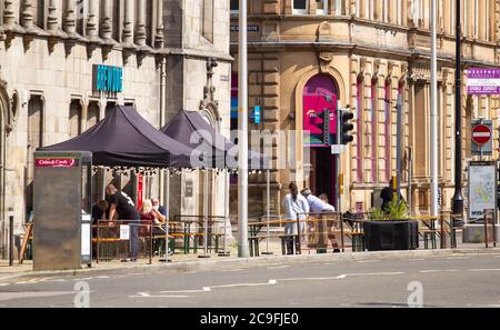 Dundee, Tayside, Scozia, Regno Unito. 31 luglio 2020. Regno Unito Meteo: Clima caldo e soleggiato che attraversa il Nord-Est della Scozia. Caffè e pub locali sono stati aperti per gli affari a Dundee durante la fase 3 Covid-19 allevato blocco. I residenti locali trascorrono più tempo all'aperto con la famiglia e gli amici, seguendo le linee guida per le distanze sociali. Credit: Dundee Photographics/Alamy Live News Foto Stock