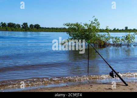 pesca estiva sul fiume. cannella da pesca, spazio per copiare il testo. fuoco selettivo Foto Stock