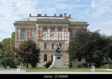 Galleria Strossmayer, galleria d'arte a Zagabria e la statua del vescovo Strossmayer fatta dallo scultore croato Ivan Mestrovic, palazzo neo-rinascimentale Foto Stock