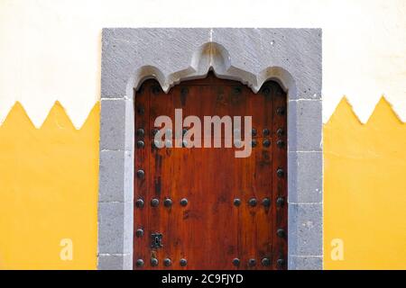 Parete in legno con pannelli decorativi. Vista frontale. Sfondo naturale  Foto stock - Alamy