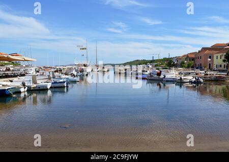 Barche da pesca in una piccola città sali sull'isola di Dugi otok vicino Zadar, Croazia Foto Stock