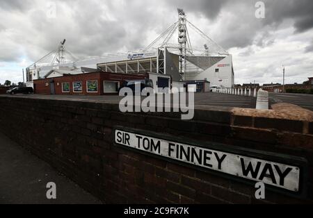 Vista dell'esterno del Deepdale Stadium, sede del Preston North End da Sir Tom Finney Way durante la partita del campionato Sky Bet allo Stadio Deepdale, Preston. Foto Stock