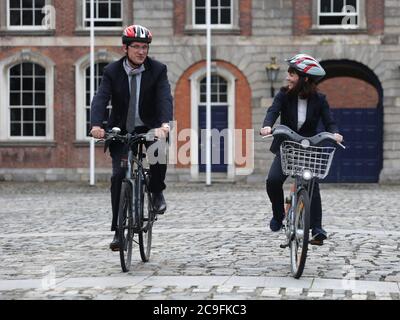 Il Ministro per l'azione sul clima e le reti di comunicazione Eamon Ryan e il Ministro per i Trasporti con Nichola Mallon nel Castello di Dublino per il primo vertice del Consiglio dei Ministri del Nord Sud (NSMC) da prima del crollo dell'amministrazione della condivisione del potere dell'Irlanda del Nord. Foto Stock