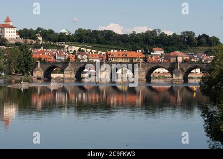 Ponte Carlo Gotico e fiume Moldava, un paesaggio urbano a Praga, Boemia, Repubblica Ceca Foto Stock