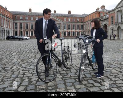 Il Ministro per l'azione sul clima e le reti di comunicazione Eamon Ryan e il Ministro dei trasporti con Nichola Mallon nel Castello di Dublino per il primo vertice del Consiglio ministeriale del Nord Sud (NSMC) da prima del crollo dell'amministrazione della condivisione del potere dell'Irlanda del Nord. Foto Stock