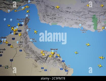 Traffico aereo su Oman e Ormutz strait (22 luglio 2020, UTC 08.22) su Internet con il sito Flightradar 24, durante il Coronavirus Pandemic Foto Stock