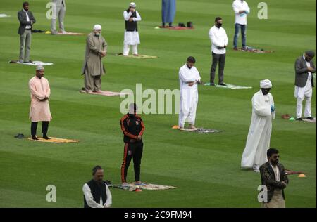 Gli adoratori socialmente distanziati che pregano nel Croke Park, Dublino, il primo giorno di Eid, mentre le moschee di tutta l'Irlanda stanno segnando l'occasione di Eid al Adha, il festival del sacrificio, con il più grande evento che si svolge presso la sede della Gaelic Athletic Association (GAA) a Dublino. Foto Stock