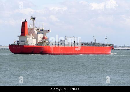 La petroliera Isla de Bioko raggiungerà il porto di Rotterdam il 3 luglio 2020. Foto Stock
