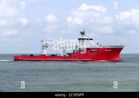 Il 3 luglio 2020 la nave di fornitura offshore Oceanic raggiungerà il porto di Rotterdam. Foto Stock
