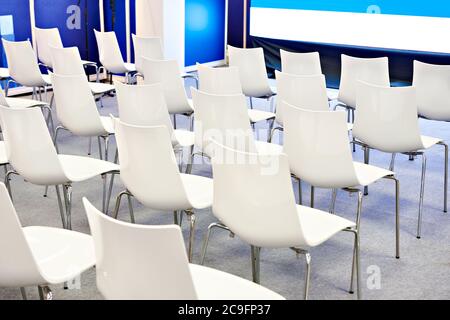 Sedie bianche della moderna sala conferenze Foto Stock