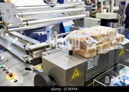 Macchina per il confezionamento del pane presso la fabbrica alimentare Foto Stock