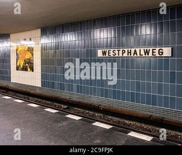 Stazione della metropolitana Westphalweg U-Bahn sulla linea U 6. La stazione è stata progettata da Rainer G. Rümmler ed è stata inaugurata nel 1966 a Mariendorf-Berlino. Foto Stock