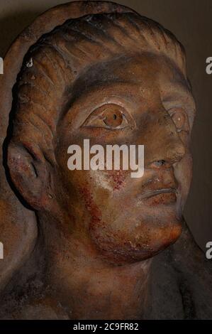 Il volto dell'uomo etrusco si intrecca più di 2.000 anni fa. Scultura in pietra su sarcofago etrusco nel museo archeologico di Tarquinia, Lazio, Italia. Foto Stock