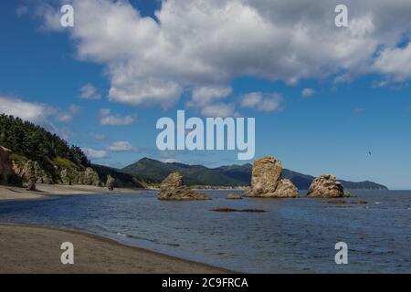 Una bella formazione rocciosa vicino alla costa del mare di Okhotsk. Capo Velikan, isola di Sakhalin, Russia Foto Stock