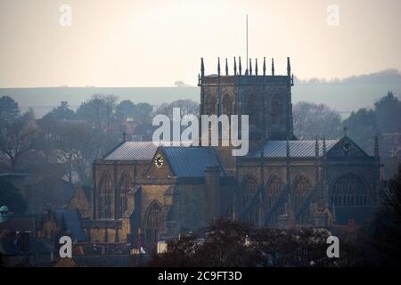 La bellissima Sherborne Abbey a Dorset si distingue come la nebbia scompare una mattina a febbraio Foto Stock