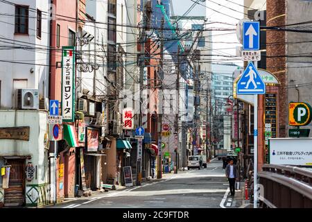 Fukuoka, Giappone, maggio 28 2019, strada tipica della città con il caos di cavi elettrici sulla strada Foto Stock