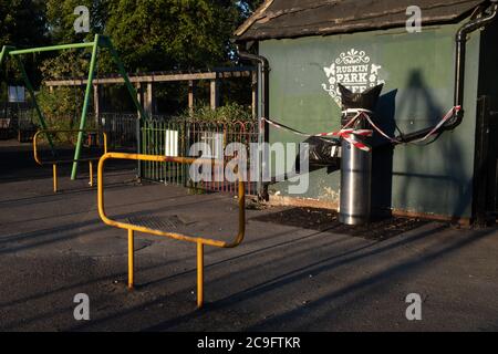 Dawn Sunshine nel parco giochi di Ruskin Park, il 30 luglio 2020, a Lambeth, a sud di Londra, Inghilterra. Foto Stock