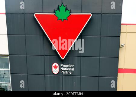 Il logo Canadian Tire sul fronte del negozio a Maple Ridge, British Columbia, Canada Foto Stock