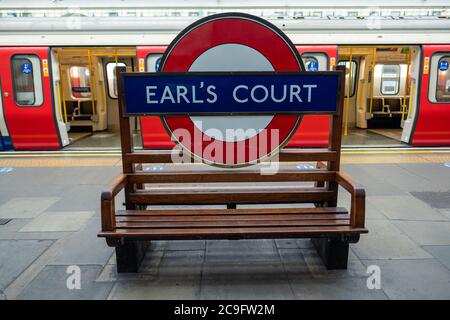 LONDON-Earls Court Station Platform, a District e Piccadilly Line, stazione della metropolitana di Londra nel sud-ovest di Londra Foto Stock