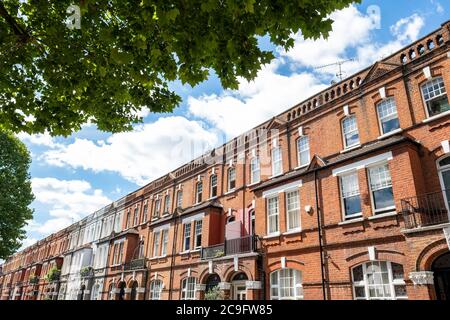 Attraente strada di case a schiera residenziali a Kensington, West London Foto Stock