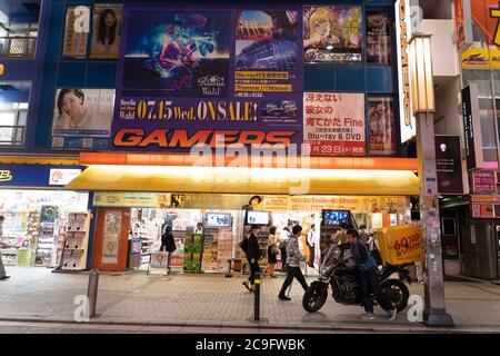 Akihabara, Giappone - 29 luglio 2020: La gente cammina davanti ad un negozio di manga ad Akihabara. Foto Stock