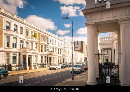 Attraente strada di case a schiera residenziali a Kensington, West London Foto Stock