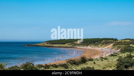 Gullane, East Lothian, Scozia, Regno Unito, 31 luglio 2020. Tempo in Gran Bretagna: Spiagge affollate in una giornata estiva molto calda. Gullane Beach è piena di persone Foto Stock