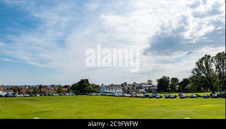 Gullane, East Lothian, Scozia, Regno Unito, 31 luglio 2020. Tempo in Gran Bretagna: Spiagge affollate in una giornata estiva molto calda. Goose Green è pieno di auto parcheggiate di persone che visitano la spiaggia e di evitare il costo del parcheggio in spiaggia Foto Stock