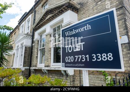 London- Winkworth agenzia immobiliare 'to Let' segno su strada terrazzata di case Foto Stock