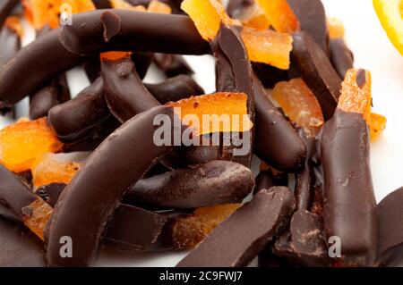 Caramelle e dolci di stagione, agrumi immersi nel cioccolato e dolci fatti in casa con primo piano sulla buccia d'arancia candita Foto Stock