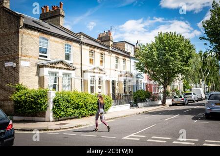 Attraente strada di case a schiera residenziali a Kensington, West London Foto Stock