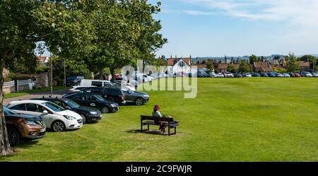 Gullane, East Lothian, Scozia, Regno Unito, 31 luglio 2020. Tempo in Gran Bretagna: Spiagge affollate in una giornata estiva molto calda. Goose Green è pieno di auto parcheggiate di persone che visitano la spiaggia e di evitare il costo del parcheggio in spiaggia Foto Stock