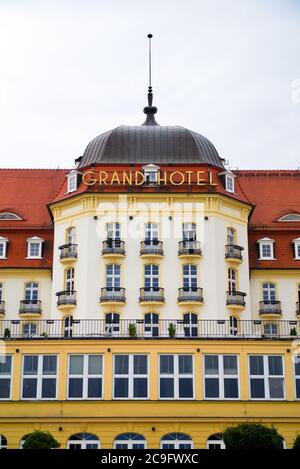 Una bella facciata vecchia dell'hotel a Sopot, in Polonia, durante il giorno visto dalla spiaggia durante le vacanze pandemiche del 2020 Foto Stock