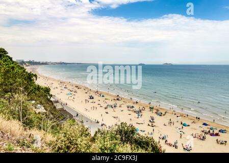 Poole, Regno Unito. 31 luglio 2020. Bournemouth, Regno Unito. Venerdì 31 luglio 2020. La spiaggia di Bournemouth è piena di gente che nuota in mare mentre un fine settimana di tempo caldo si fa. Credit: Thomas Faull/Alamy Live News Foto Stock