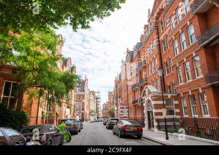 Londra, Luglio, 2020: Strada residenziale di belle case a schiera in mattoni rossi a Londra a Kensington Court, a ovest di Londra Foto Stock