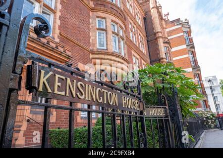 Londra - Luglio 2020: Kensington House, un tipico blocco di attraenti appartamenti in mattoni rossi nella parte ovest di Londra Foto Stock