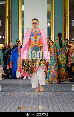 Il desginer pakistano Fahad Husseyn presenta costumi di ispirazione Asiatica e Occidentale dai colori vivaci. Foto Stock