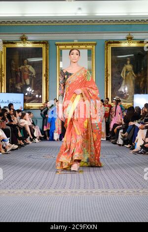 Il desginer pakistano Fahad Husseyn presenta costumi di ispirazione Asiatica e Occidentale dai colori vivaci. Foto Stock